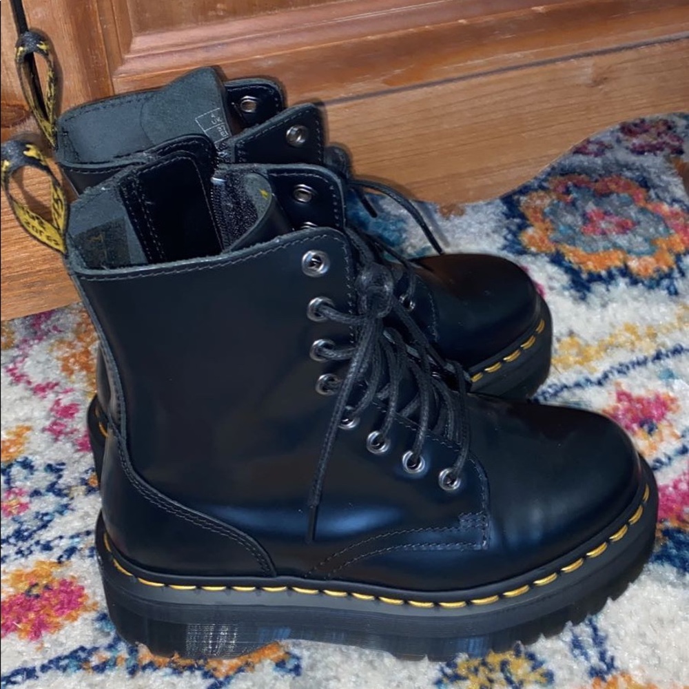 Womens Sz 6 Platform DR martins